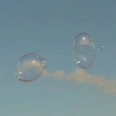 萌娃地铁上结识小哥哥 下车很舍不得