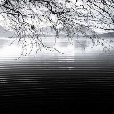 姐妹俩自拍不料下一秒翻进沟里