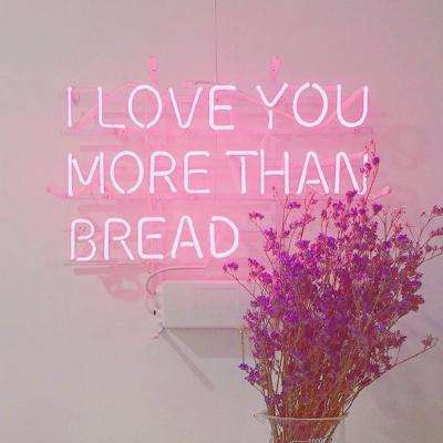 保洁阿姨用落叶做银杏叶伞