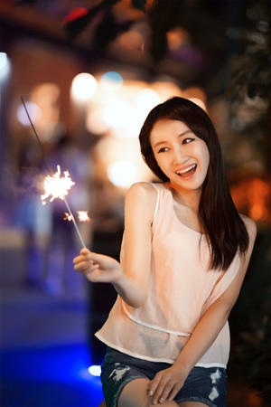 男子持刀拒捕对抗警察,路虎车一脚油门撞翻!网友:路虎大哥算不算见义勇为?