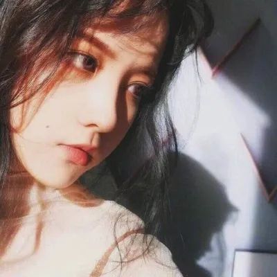 女子生理期下水被鲨鱼咬伤，称曾询问专业人士得到下水许可，生理期下水真的安全吗？哪些原因可能引来鲨鱼？