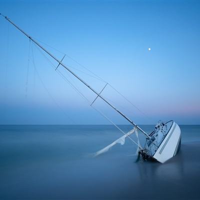 烟花燃爆汽车被炸飞