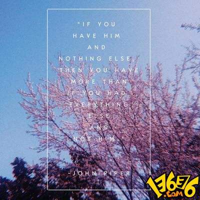 男子在绿化带晾晒大量现金