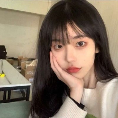 满车厢咖喱味!外国人在地铁内吃馅饼